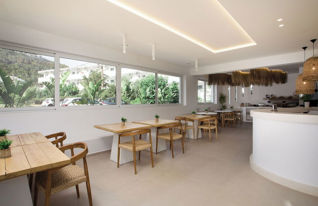 Stay Helios - Aparts & Pool Suites - Photo 1