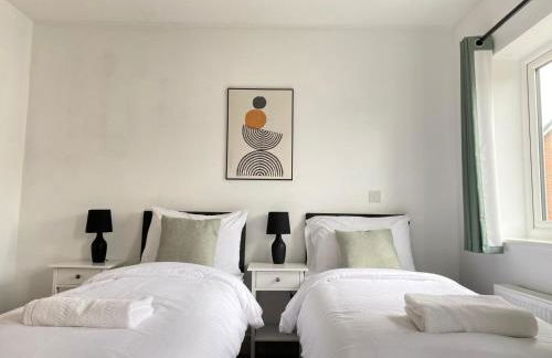 Heathrow House with Parking - Sleeps 5 near M25, Virginia Water, Thorpe Park & Legoland, Mid To Long Term Bookings Welcome - Foto 9