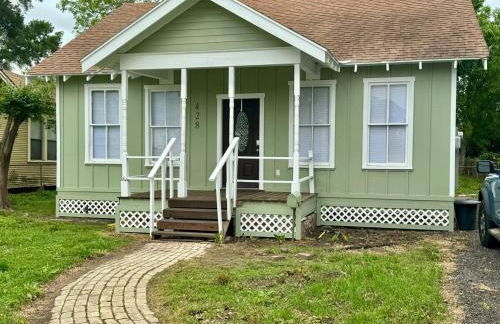 Bright & Airy 2BR 1BA Home Near The Riverfront - Foto 27