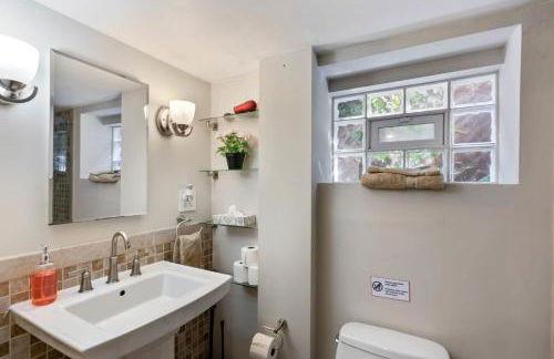 Beautiful 3BR 2BA Colonial House by CozySuites - Foto 16