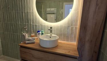 Elegant and comfortable 3 room, beach & transport within walking distance - Photo 4