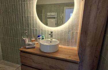 Elegant and comfortable 3 room, beach & transport within walking distance - Photo 4
