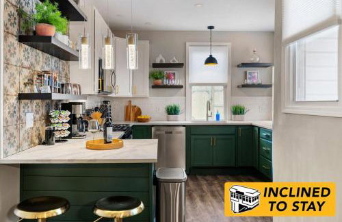 Chic Home with Large Private Yard! Hot Tub, Close To Downtown - Foto 7