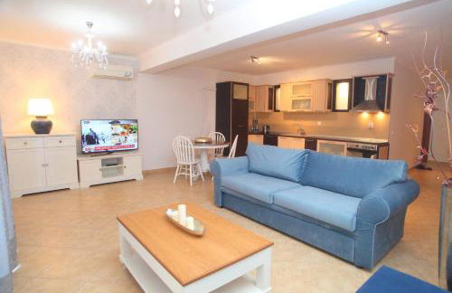 Pirofani Villa Apartments - Photo 16