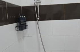 Spacious Entire House with Free Parking Perfect for Relocators Contractors and Long Term Stays - Photo 24