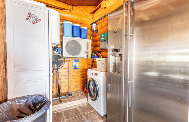 Luxurious Private Cabin Pool Hottub & Fireplace - Photo 25