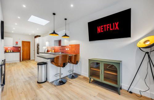 4 Bedroom 4 Bathroom House - Sleeps 7 - Prime Location, Free Parking, Self-Check-In, Workspace, Fast Wifi and Smart TV with Virgin TV and Netflix by Yoko Property - Photo 23