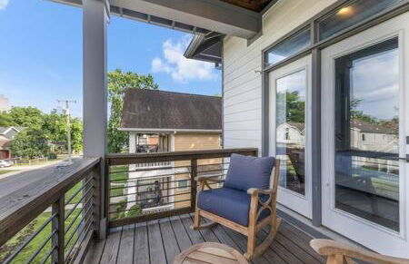 The Maple House - Huge Backyard & Mins to Broadway - Foto 36