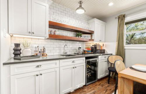 Lux 5BR gem with Heated Pool, SPA, and Outdoor Movie Theater - Foto 12