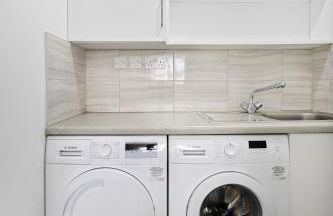 Roomy 3 bedroom house, 2 baths - Photo 25