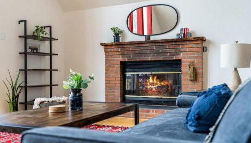 Modern Chalet w Hot Tub, Large Deck, Grill & WiFi - Photo 5