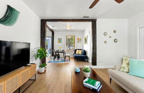 Cozy 2BR Next to Design District & Free Parking - Photo 1