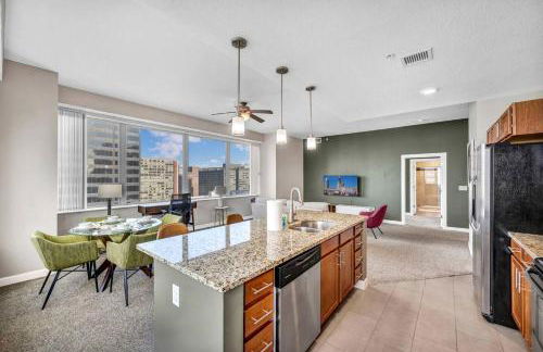 14th Floor Lux Downtown Condo w/ LAKE VIEWS & Gym - Photo 20