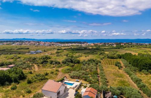Holiday House Paula sa privatnim grijanim bazenom na mirnoj lokacija blizu mora - Foto 42