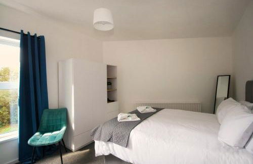 #33 Beautiful 2 bed apt Tamworth Private Parking - Photo 8
