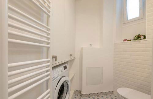 Sophisticated 2BR - Steps to Station - Foto 24