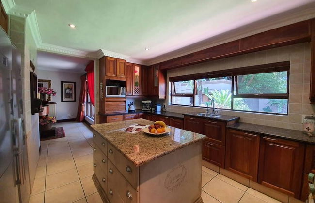 Or Tambo Airport Holiday Home - Photo 18