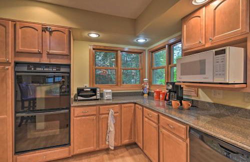 Spacious Lakehouse with Deck, Kayaks, and Dock! - Foto 7