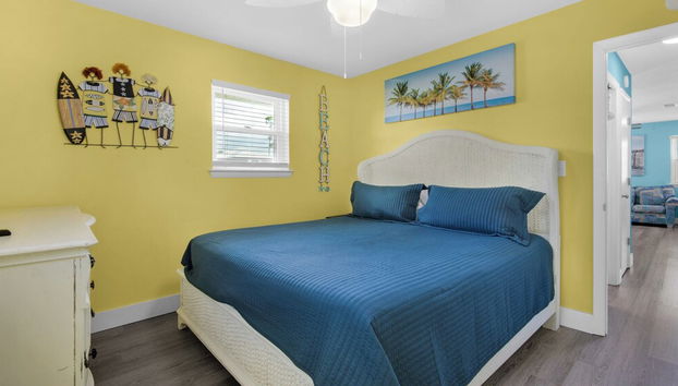 Beachy, Modern & Updated, 3 Minutes to Beach + Boat Parking - Foto 2, Habitación