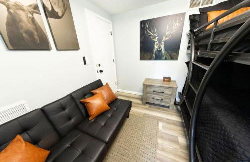 The Jackson Cottage on Grass Lake Waterfront 2 1 Nautical Cottage with Hot Tub Firepit & Year-Round Fun - Foto 34