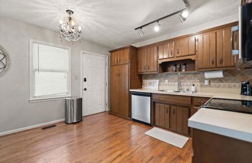 5 Minutes from Hospitals and UK! - Photo 15