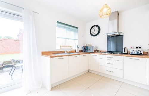 Convenient & cosy 3 bed house - Photo 8