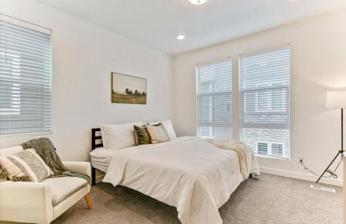 Modern 4BR Home Rooftop Patio Mountain Views - Foto 31