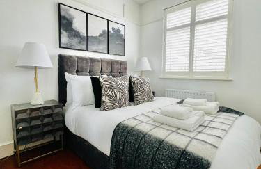 Modern 5 Bed 3 Bath House - Photo 19