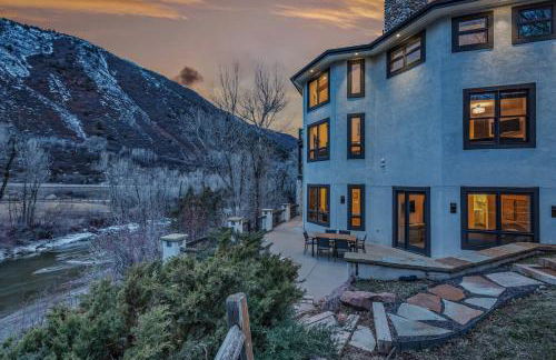 Cozy mountain home w riverfront patio - Foto 17