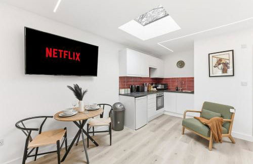 Unique 5 Bedroom 4 Bathroom House with Self-Contained-Studio - Excellent Location - Pool Table, Super-Fast Wifi, Smart TV and Self-Check-In by Yoko Property - Photo 28