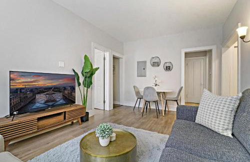 Warm & Lovely 2BR Apt close to Dining & Shops - Touhy 1S - Foto 1