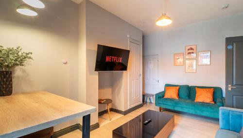 4 Bedroom Stylish House in Redditch - Free Parking - Photo 4