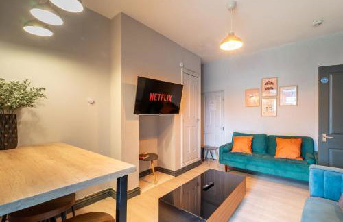 4 Bedroom Stylish House in Redditch - Free Parking - Photo 4