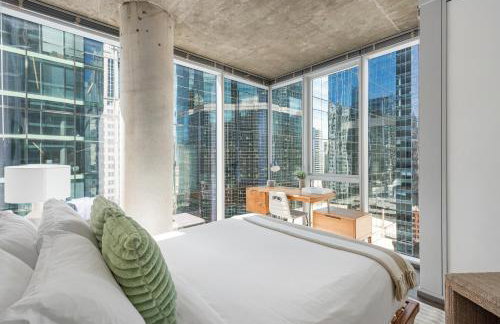 Linea Luxury Living with Indoor Pool and Rooftop Views in The Loop - Photo 38