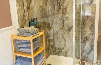 Dog Friendly Cosy Coastal Cottage with Sea Views - Photo 21