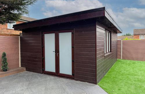 Contractors Heaven-POOL TABLE-THREE BEDROOM HOUSE WITH SEPARATE ONE BEDROOM SELF CONTAINED-Close to AIRPORT - Foto 28