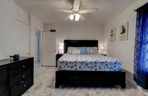 Shark Shack large house minutes to the beach - Photo 9