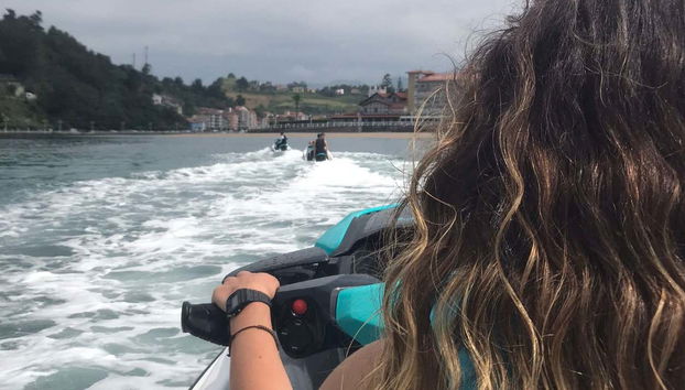 Guidando le moto d'acqua