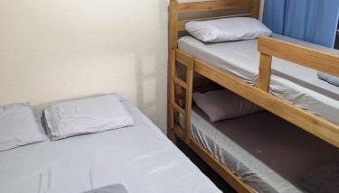 Macadamia Casa de temporada com 1 quarto climatizado com 1 cama casal e 1 beliche e amplo espaço climatizado ideal para acomodar colchões extras e receber mais pessoas com conforto - Foto 3