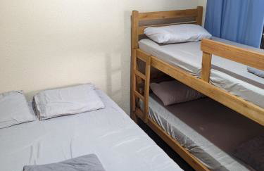 Macadamia Casa de temporada com 1 quarto climatizado com 1 cama casal e 1 beliche e amplo espaço climatizado ideal para acomodar colchões extras e receber mais pessoas com conforto - Foto 3