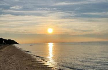 Sea Cliff Charm: 5 Mins to Beach, Firepit - Foto 1