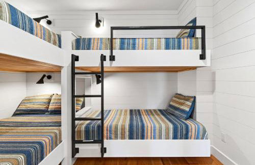 Dockside of the Moon - Photo 36