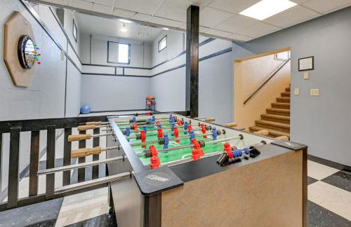 Large Home with Indoor Basketball Court and Game Room! - Foto 17