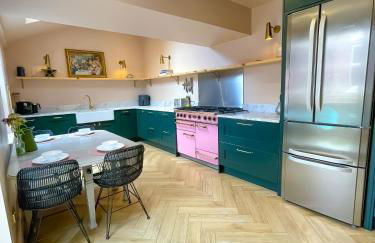 Spacious home in Leeds ideal for gatherings with free parking - Foto 19