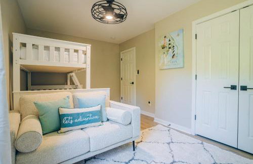 City Retreat - 4 Bedroom Oasis with King & Private Yard near Downtown - Foto 13