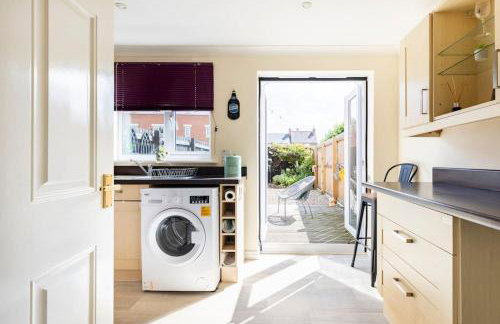 Modern 3 bedroom home *EVcharging* Garden, Parking - Photo 14