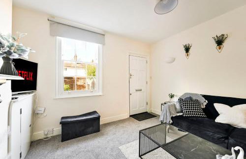 Central Canterbury Gem New Refreshed Decor Sunny Deck Outdoor Furniture FREE Parking 2BR 2BA TOP Location - Foto 52