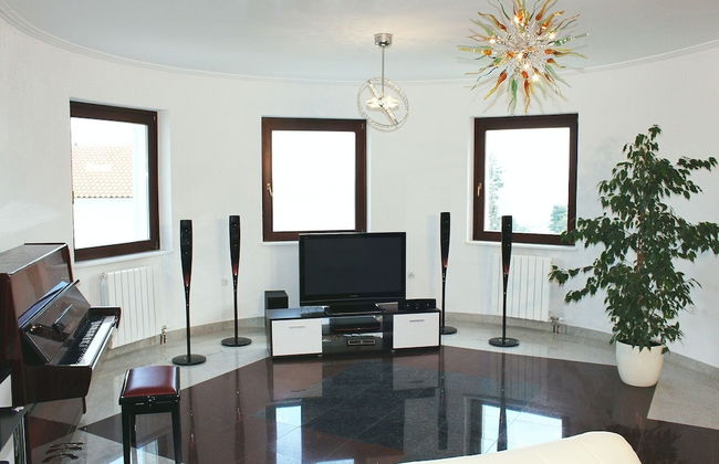 Luxury Apartment in Opatija for 8 People With Pool and Silk Bedding - Photo 3