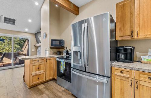 Charming Country Club Condo with Loft & Fireplace - Foto 5