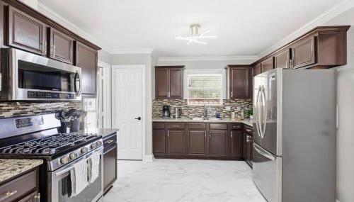 4-BD 2-BA with Backyard Pool Retreat + Game Room - Foto 5